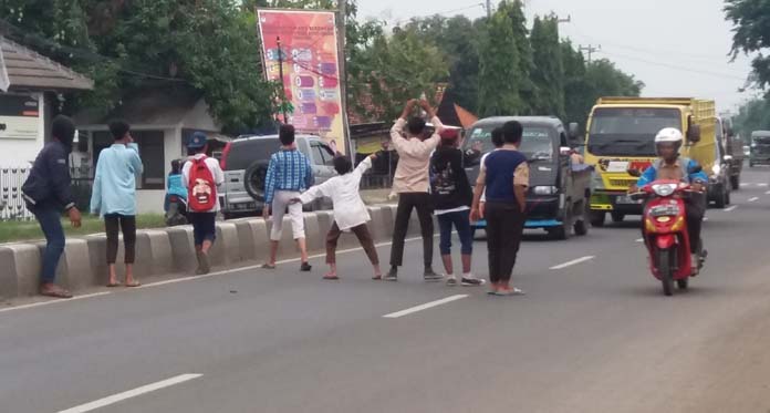 Menantang Maut, Aksi Pelajar Cegat Kendaraan di Jalanan Dianggap Sudah Biasa