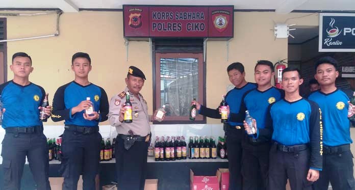 Polisi Sita Puluhan Botol Miras, Tapi Pemiliknya Kabur