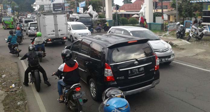 Libur Panjang, Jalan Protokol Kuningan Dipadati Kendaran Luar Daerah