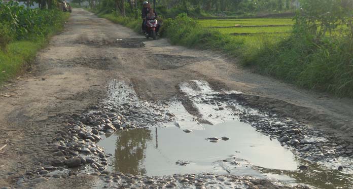 Jalan Ambit-Gunungsari Rusak Parah, Aktivis: WTC Belum Jadi Prioritas