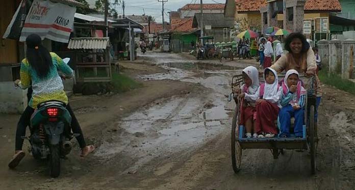 Jalan Rusak Mirip Kubangan, Aktivitas Warga Eretan Terhambat