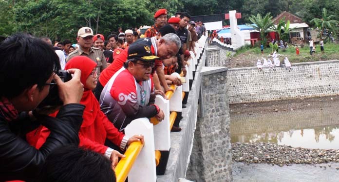 Diresmikan Gubernur, Jembatan Padamulya Bisa Dilalui Warga