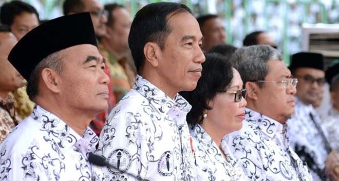 Atasi Kurang Guru, Jokowi Janji Angkat CPNS Bertahap Tahun 2018