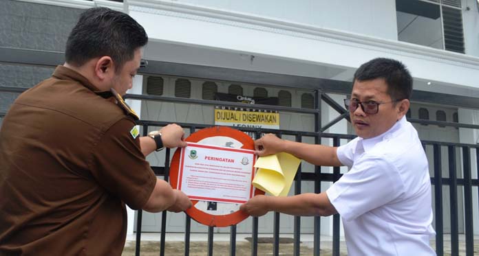 Nunggak PBB, Bappenda Tempel Stiker Peringatan