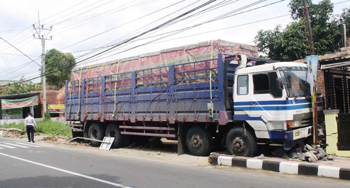 Rem Blong, Kontainer Angkut Batako Tabrak Tiang Listrik