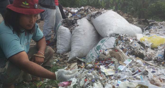 Warga Mengeluh, Limbah Medis dari Luar Cirebon Menumpuk Dekat Saluran Irigasi