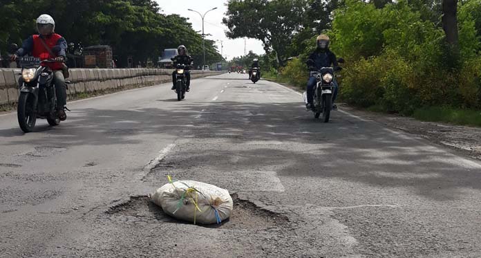 Waspada! Banyak Lubang di Jalan Pantura, Warga Tutup dengan Karung