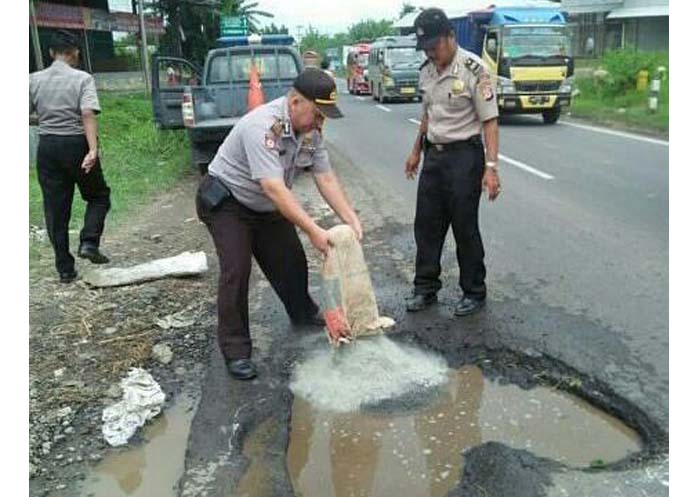 Awas Lubang! Polsek Ciwaringin Imbau Warga Waspada di Jalan