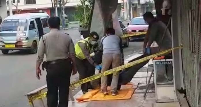 Diduga Sakit, Polisi Evakuasi Mayat di Jalan Karanggetas