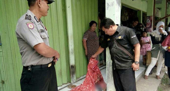 Mayat Perempuan Lansia Ditemukan Tergeletak di Pasar Karangmulya