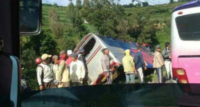 Bus Rombongan Siswa SMA Negeri 3 Cirebon Masuk Parit saat Menuju Dieng
