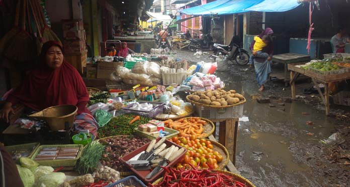 Usulan Perbaikan Jalan Pasar Belum Digubris, Pedagang Mundu Ancam Unjuk Rasa