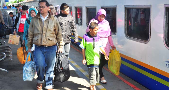 Libur Panjang, Lonjakan Penumpang Terus Terjadi di Stasiun Kejaksan