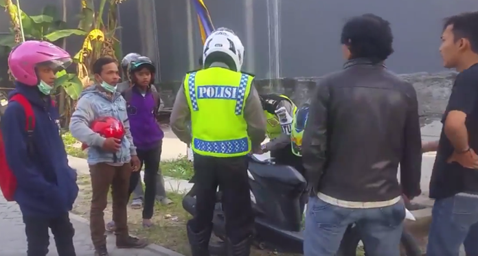 Dua Polisi Ini Diusir Warga karena Lakukan Razia Ilegal di Jalan Kampung, Videonya Viral