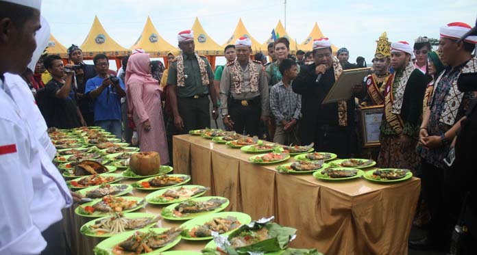 Memasak 50 Gurami dan Pagelaran Seni Tradisional Secara Bersamaan Pecahkan Rekor