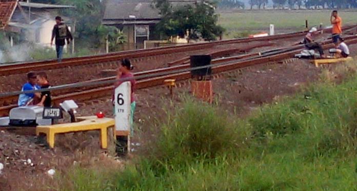 Meski Berbahaya, Nongkrong di Rel Jadi Tempat Favorit Warga