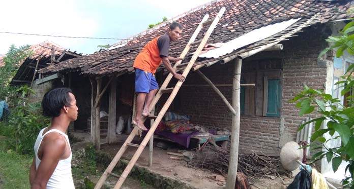 Bantuan Lama, Korban Bencana Puting Beliung Perbaiki Rumah Sendiri