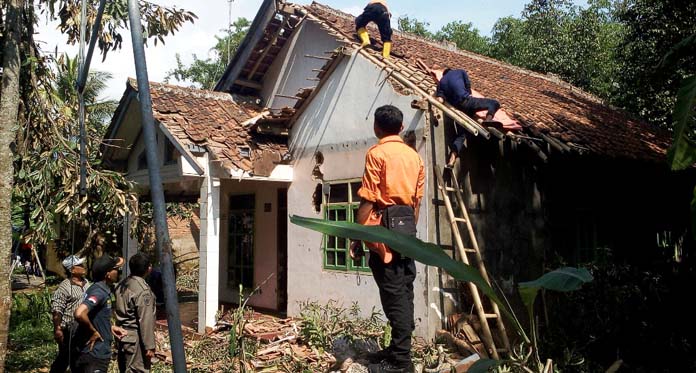 Pohon Tua Tumbang Timpa Rumah Warga Desa Cilaja