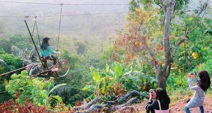 Ingin Uji Nyali? Coba Jajal Sepeda Gantung di Paraland Majalengka 