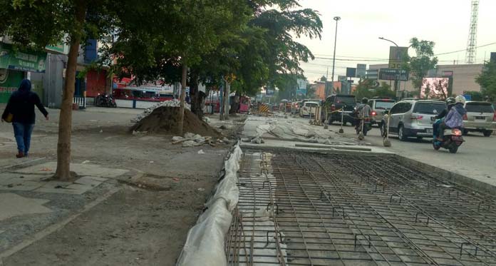 Belum Finishing, Trotoar Jalan Cipto Undang Bahaya bagi Pejalan Kaki