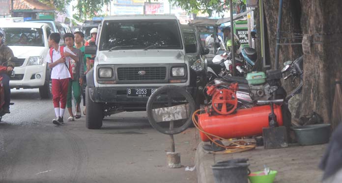 Susahnya Jadi Pejalan Kaki di Cirebon, Trotoar Jadi Etalase Pemilik Toko