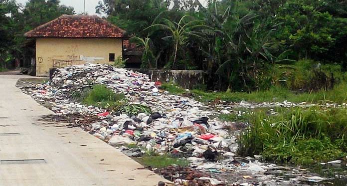 Warga Keluhkan Bau Busuk, Sampah Numpuk di Blok Karanganyar Jatibarang