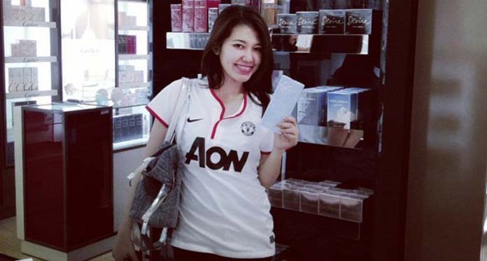 Via Vallen Tampil Cantik dengan Jersey Manchester United