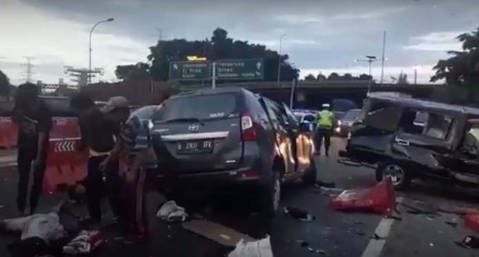 Avanza Pindah Jalur Hantam Kijang di Tol Cikampek, Ini Video Pasca Tabrakan