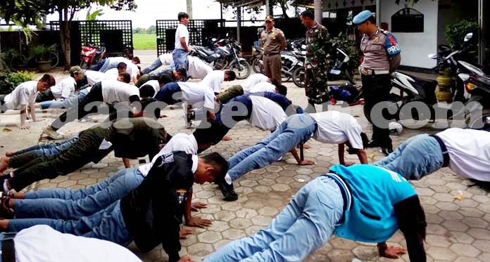 Nih Akibatnya Bolos Sekolah, 55 Pelajar Dihukum Push Up