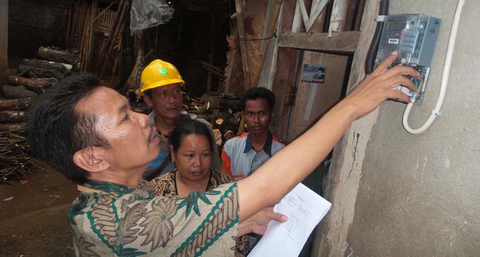 Melihat Rumah Keluarga Aminah yang Belasan Tahun Tanpa Listrik