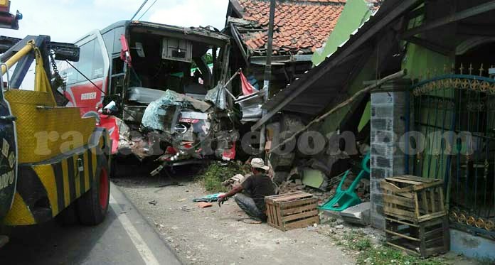 Tiga Mobil Tabrakan, 3 Rumah Ikut Rusak