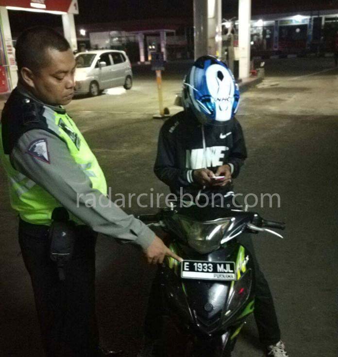 Polisi Tilang Motor Bernopol Modifikasi