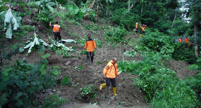 Longsor di Enam Lokasi, Warga Cilebak Terisolir