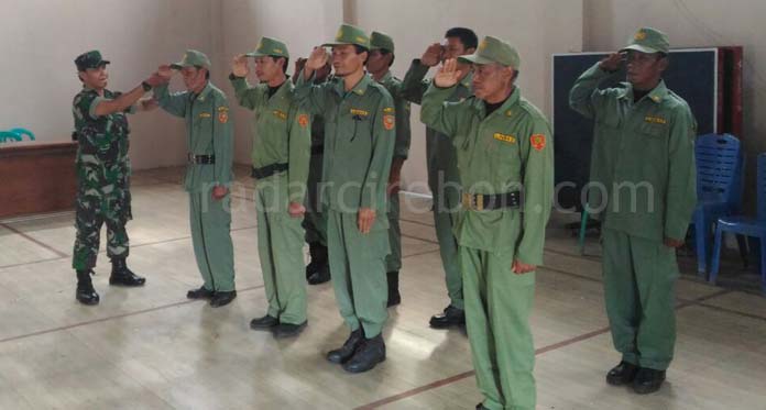 Koramil Mandirancan Latih Petugas Linmas Amankan Pilkada Serentak