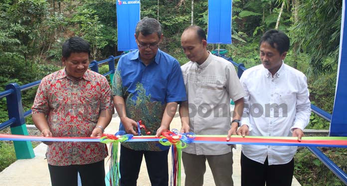 XL Resmikan Jembatan Biru di Sindangwangi