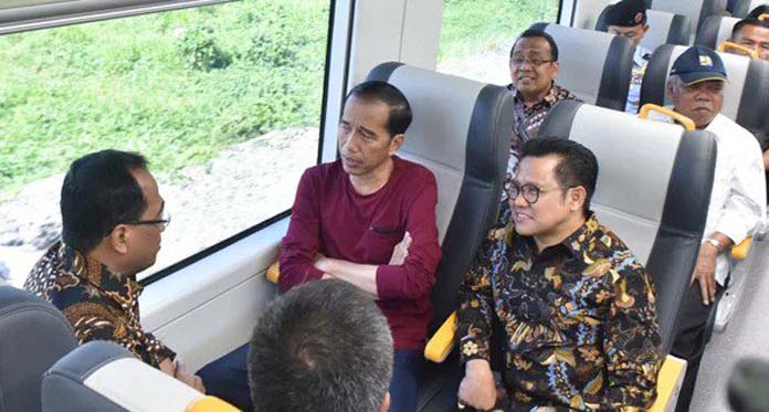 Pakai Kaos Oblong, Jokowi Resmikan Kereta Bandara