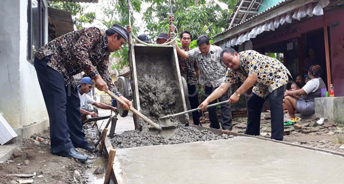 Pemdes Gabus Wetan Bangun Jalan Lingkungan Libatkan Masyarakat