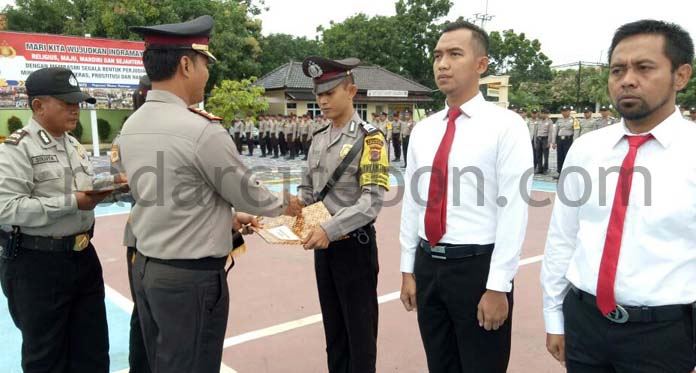 Berprestasi, 6 Polisi Indramayu Terima Penghargaan