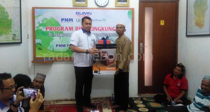 PNM Salurkan Bantuan untuk 10 DKM di Cirebon