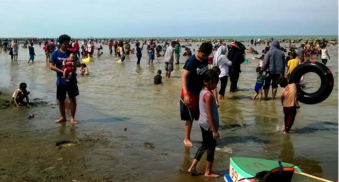 Libur Natal dan Tahun Baru, Pantai Tirtamaya Banjir Pengunjung