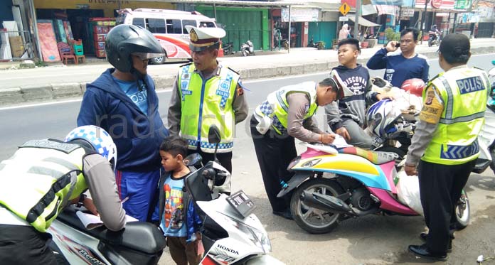 Ada Polisi, Para Pelawan Arus Langsung Balik Arah