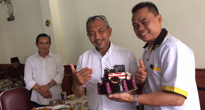 Dapat Kejutan Ulang Tahun, Ahmad Syaikhu Bagikan Kue ke Wartawan