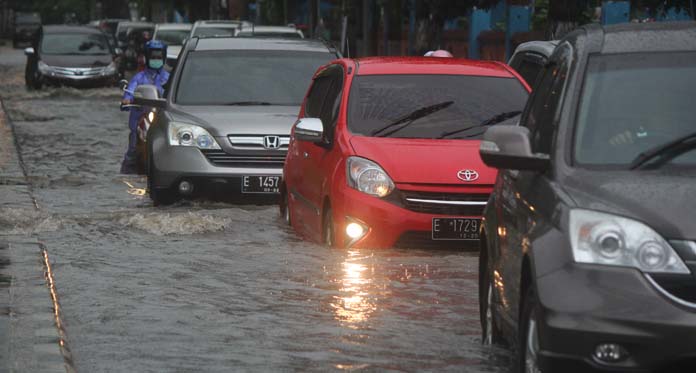 Kendaraan Terjebak Banjir, Perlu Dana Besar Perbaiki Drainase Terusan Pemuda