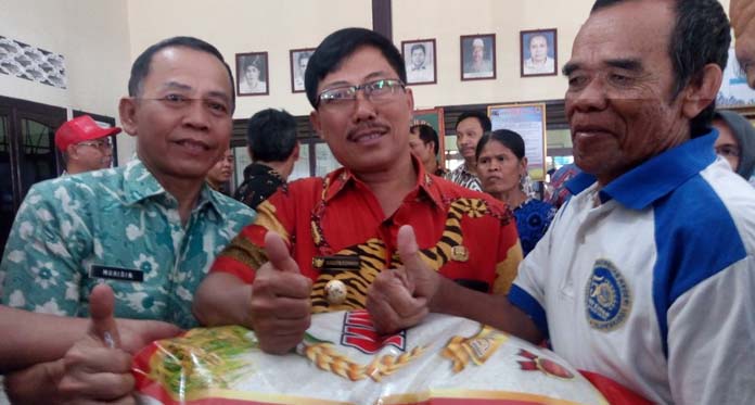 Antisipasi Rawan Pangan, Bupati Cirebon Bagi-bagi Beras Premium Gratis