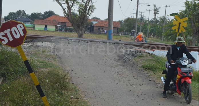 Warga Desa Jengkok Desak Pengadaan Palang Perlintasan KA