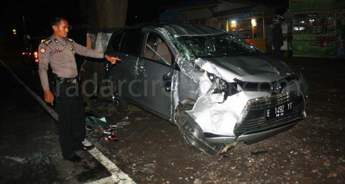 Sundul Pikap, Mobil Calya Terguling di Depan RSUD Linggajati