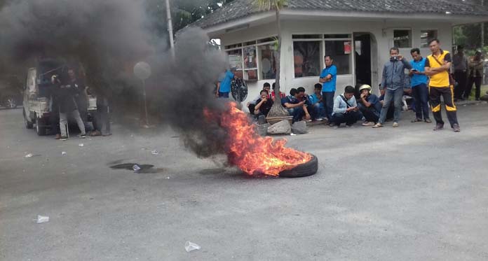 Bakar Ban, Ratusan Massa Mahasiswa dan Pekerja PG Rajawali Tolak PHK Masal