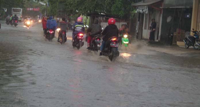 Drainase Buruk Air Hujan Bisa Rusak Jalan