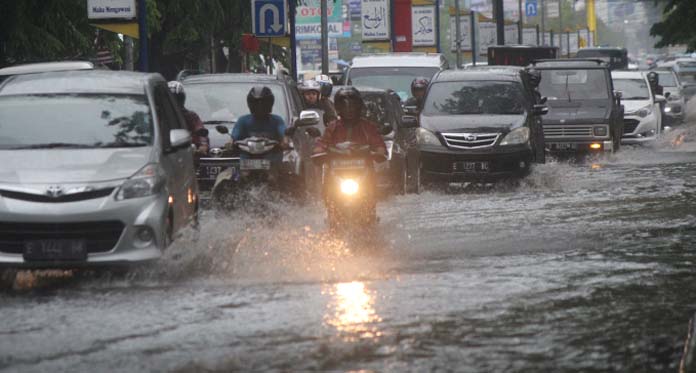 Jalan Mudah Tergenang, 50 Persen Drainase Tersumbat Sampah dan Lumpur