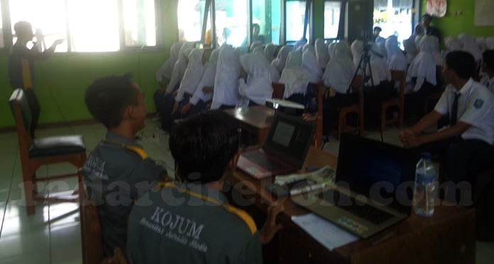 Kojum IAIN Cirebon Latih Siswa SMP Muhammadiyah Kuningan Menulis